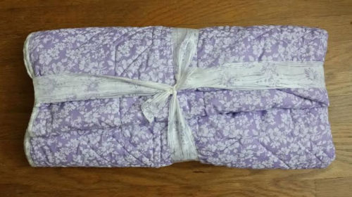 gift wrapped quilt - simple ribbon to give as a "wrapped" gift